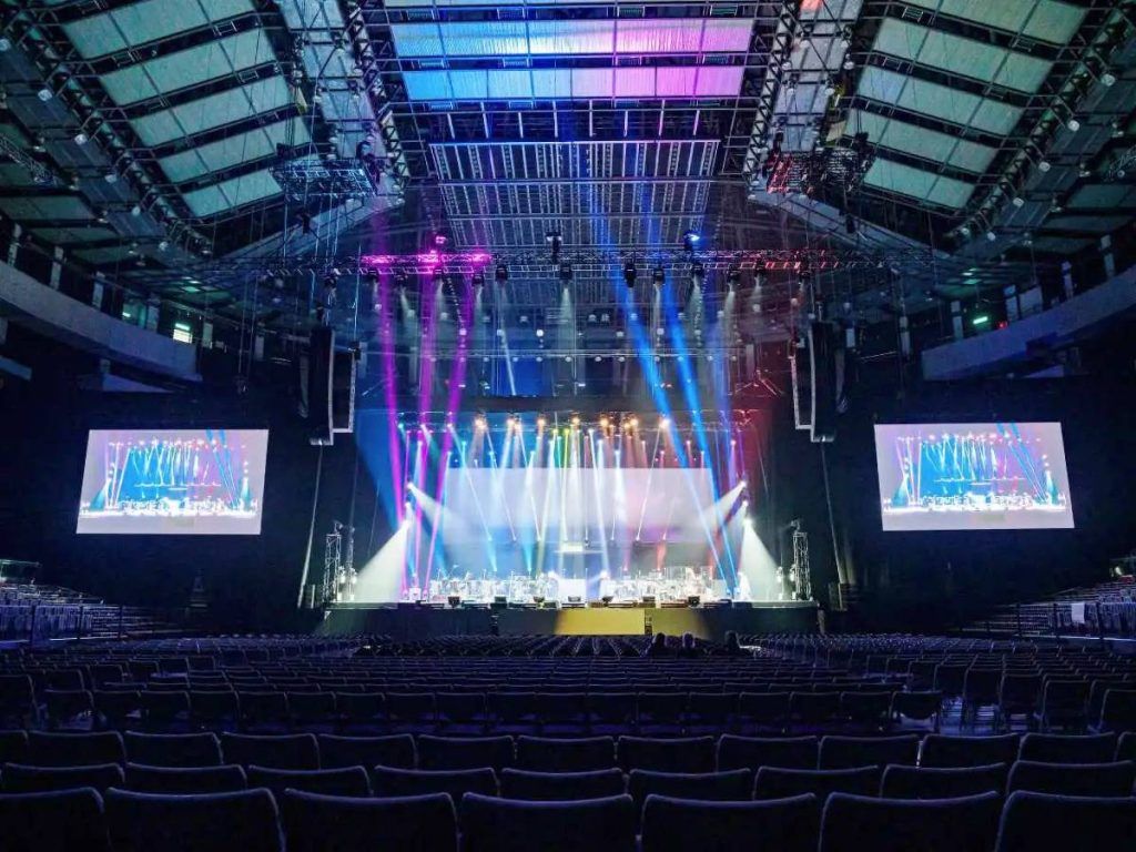The sound system deployed at Taipei Arena consisted of two main L/R hangs of three L-Acoustics L2 over one L2D. Two sets of six KS28 subwoofers were flown behind the main hangs.