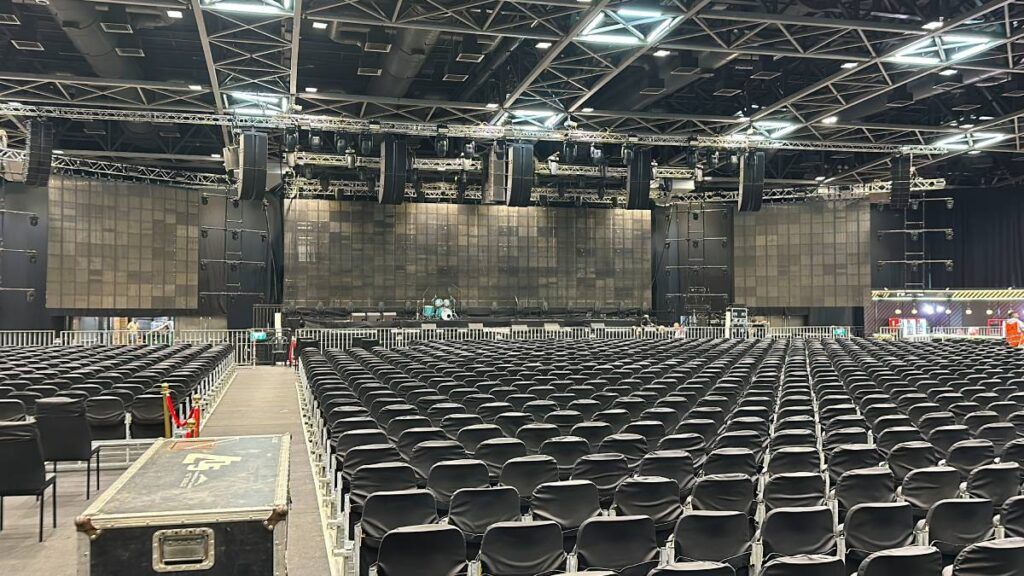 The exceptional SPL-to-weight ratio of L-Acoustics L2 speakers, combined with its 140° horizontal dispersion at the bottom of the array, makes it ideal for this application