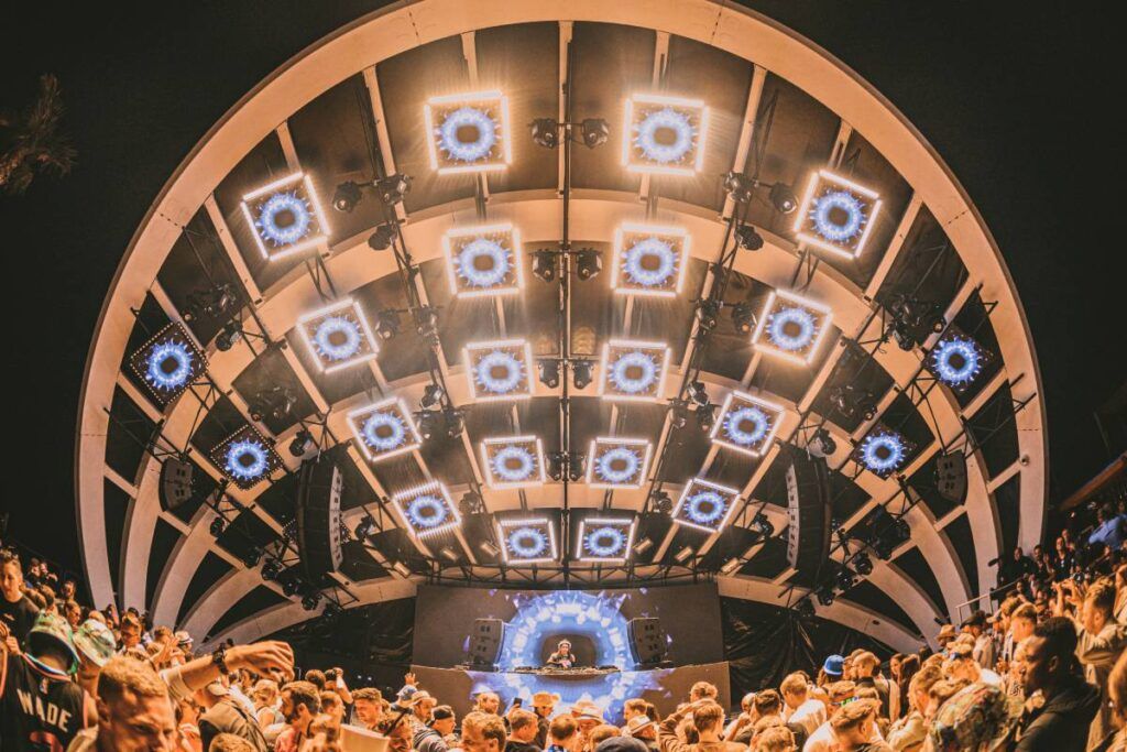The iconic Papaya Beach Club sought a futureproof L-Acoustics system to showcase creative potential