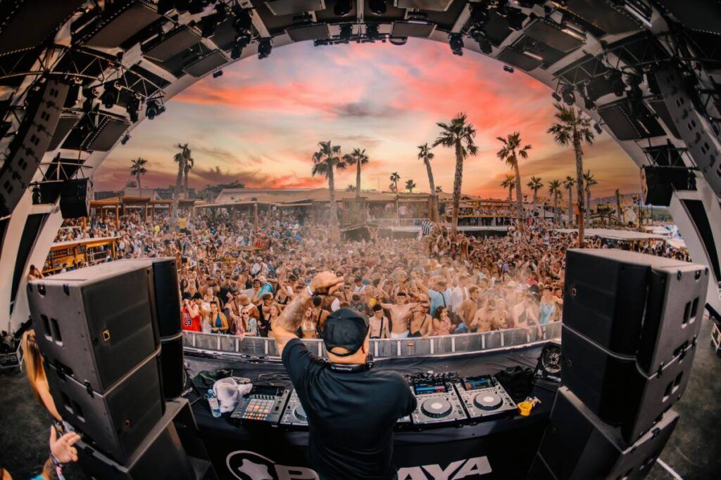 The venue's open-air layout, proximity to the sea, and exposure to strong winds demanded an L-Acoustics system that could deliver exceptional sound while withstanding harsh environmental conditions