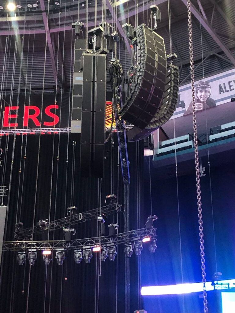 The left and right main arrays each featured three L-Acoustics L2 enclosures over one L2D, flanked by K2 side-fill and rear-fill arrays, plus a KS28 sub hang