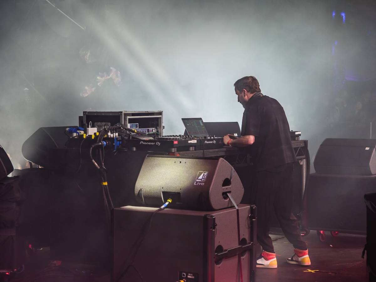 L-Acoustics DJ Breaks the Stereo Barrier: Transform Stereo into a