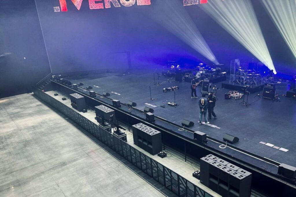 The LIVERSE venue front-fill system of L-Acoustics A10 speakers
