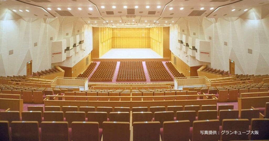 The Osaka International Convention Center Main Hall’s two proscenium configurations consist of L-Acoustics A15i Wide speakers hidden behind acoustic grills
