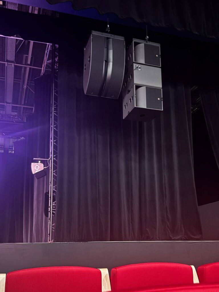 Alpexpo is now home to two L2D arrays as the main system, complemented by three flown KS21 subwoofers per side