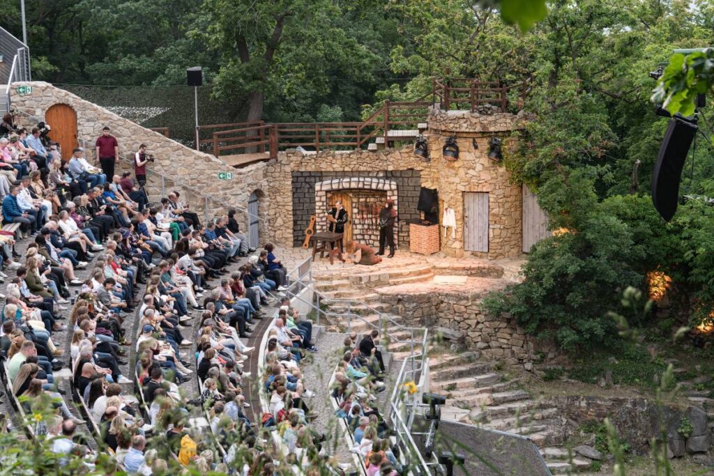 L-Acoustics L Series provides superior vertical coverage control for the distinctive topography while allowing for rapid deployment and derigging