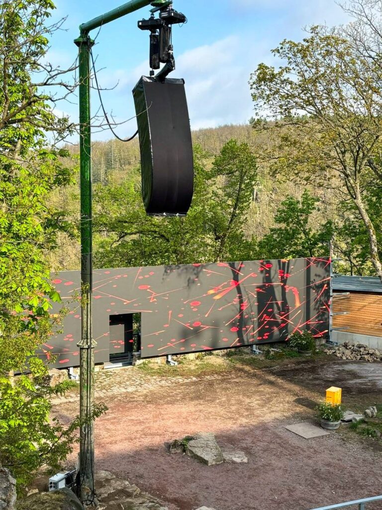 L-Acoustics L Series rapid rigging paired with custom-engineered steel arm enables daily deployment in challenging outdoor mountain conditions