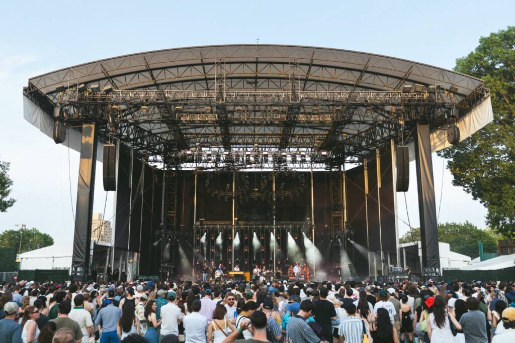 The sleek and compact form factor of the L Series concert sound system arrays truly belie their impressive performance (photo credit: Brian Kwon)