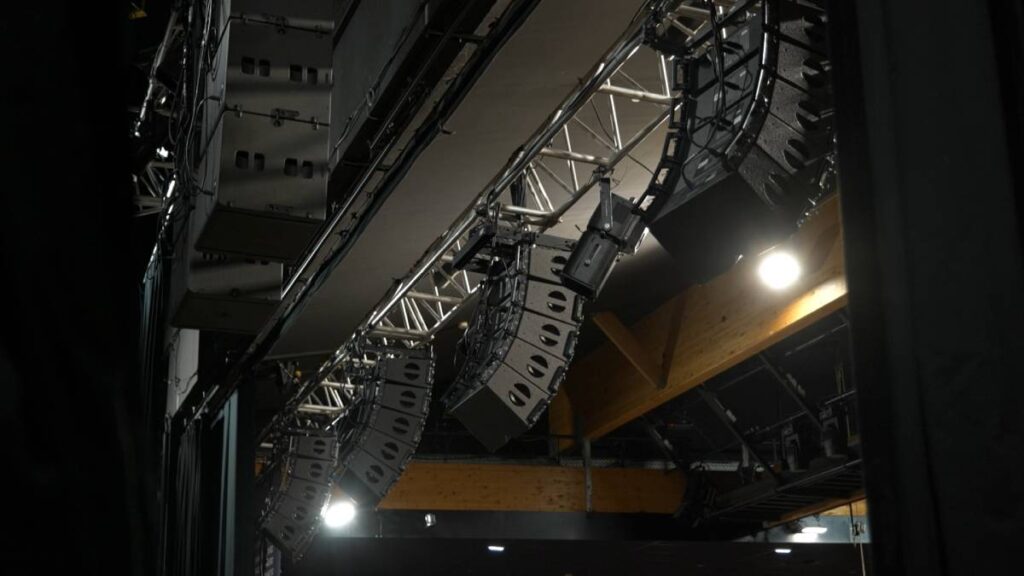 Early collaboration between Scène de Nuit and the lighting team ensured the L-ISA configuration could be integrated without compromising other production elements
