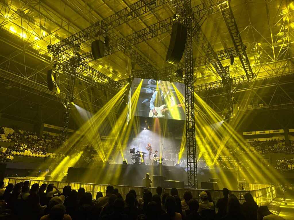 Jakarta’s 5,000-capacity Tennis Indoor Senayan Arena featured a centre-stage 360° layout with four L-Acoustics L2 and six L2D units for the main PA at Hear & Soul Live