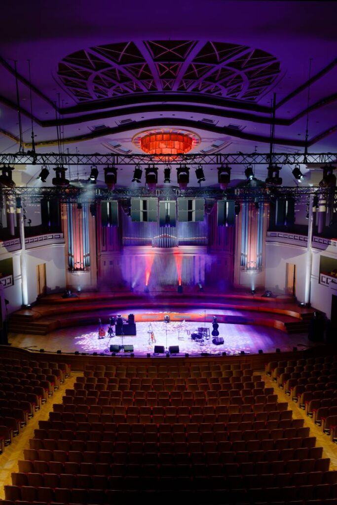 Using L-Acoustics Soundvision modelling software, the team mapped coverage for every seat across the auditorium's curved geometry and multiple balconies