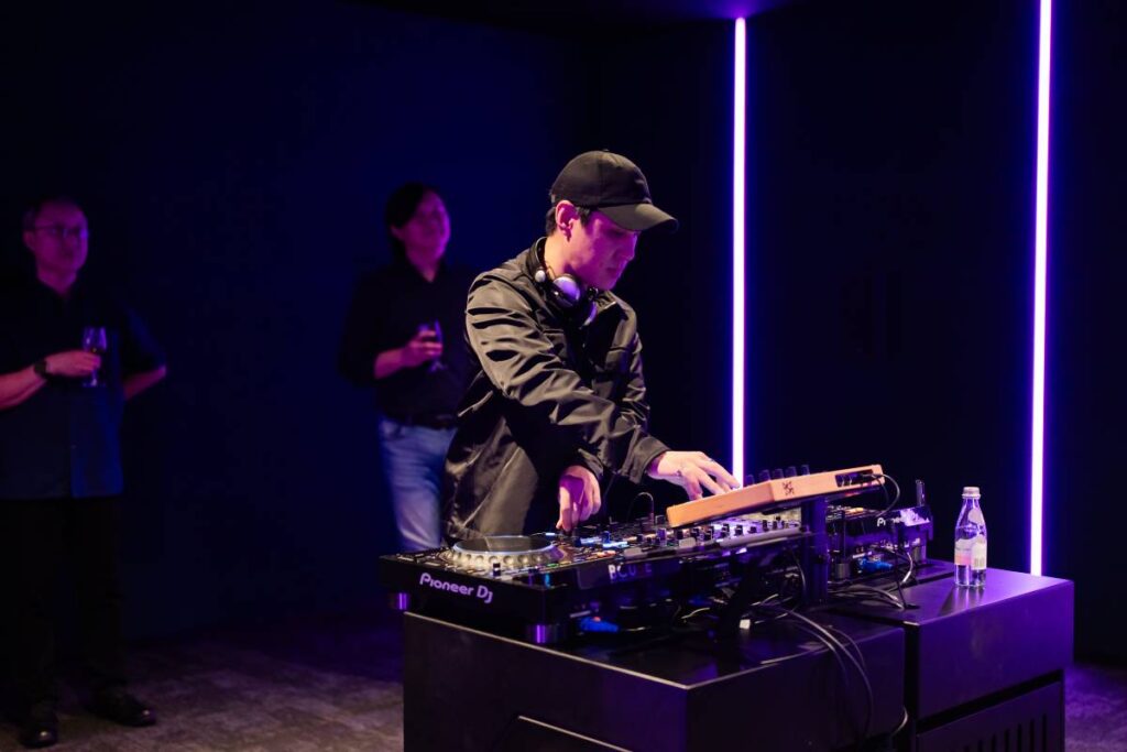 DJ FVDER demonstrates L-Acoustics DJ in the L-Acoustics Creative Center - © L-Acoustics / Chris Lau