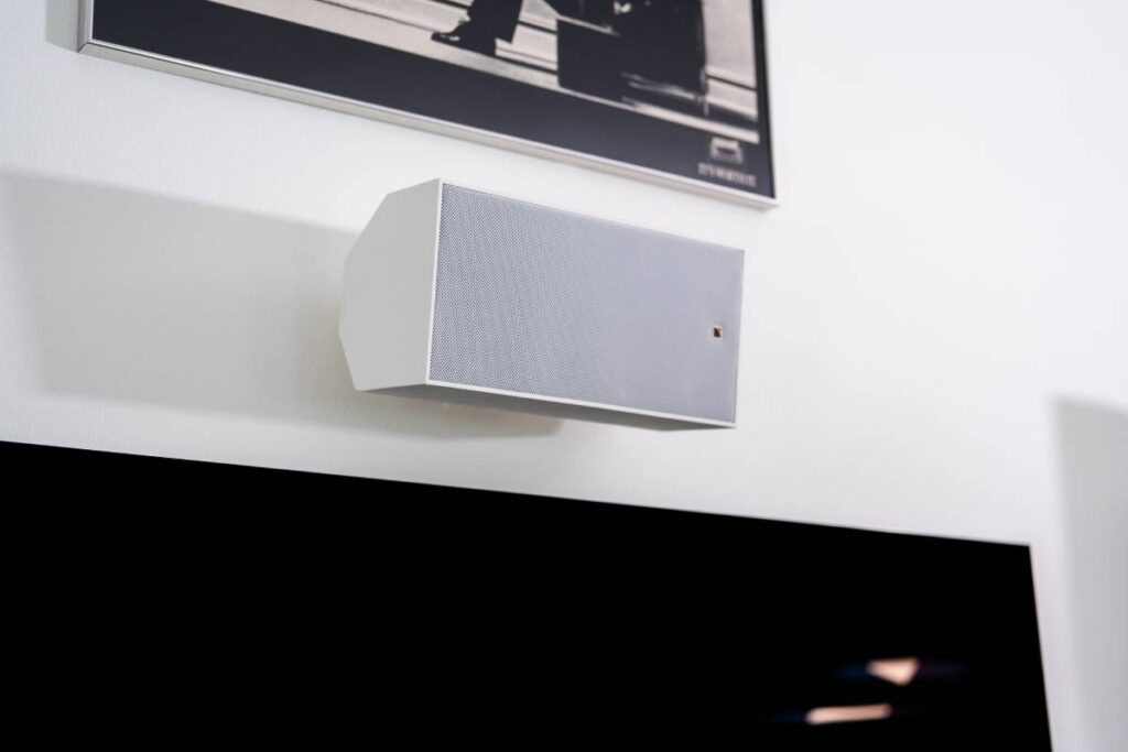 X6i speakers help to build an immersive soundstage.