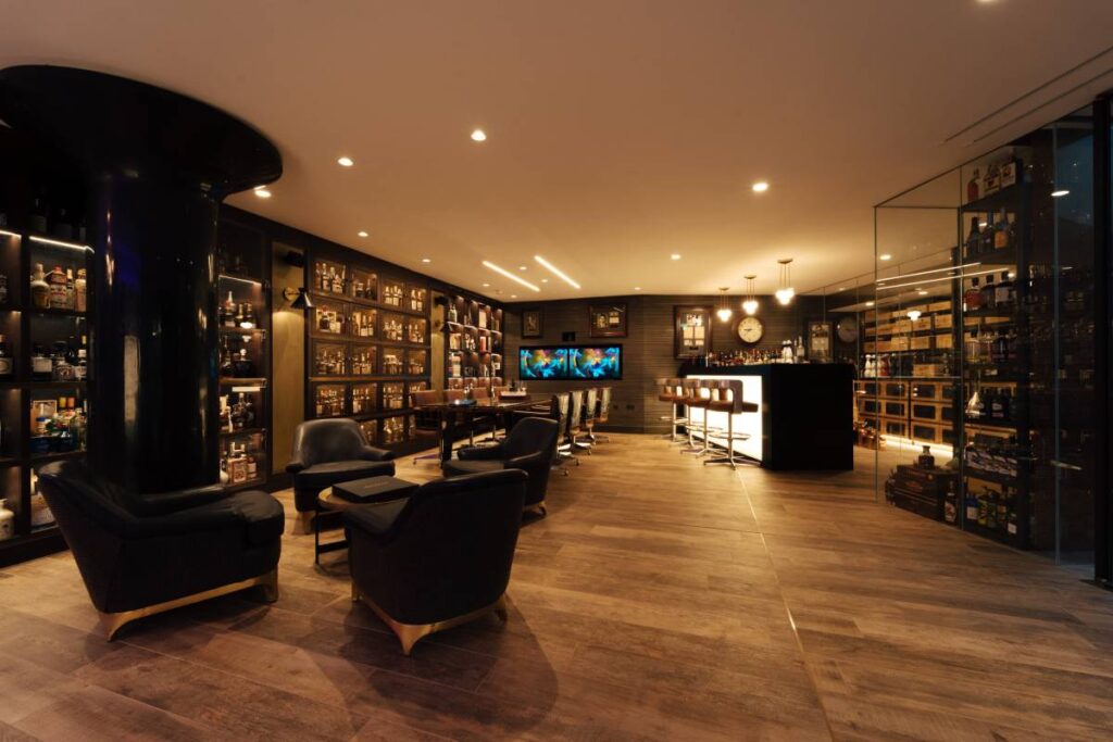 The bar and meeting area in the basement are perfect for relaxed gatherings.