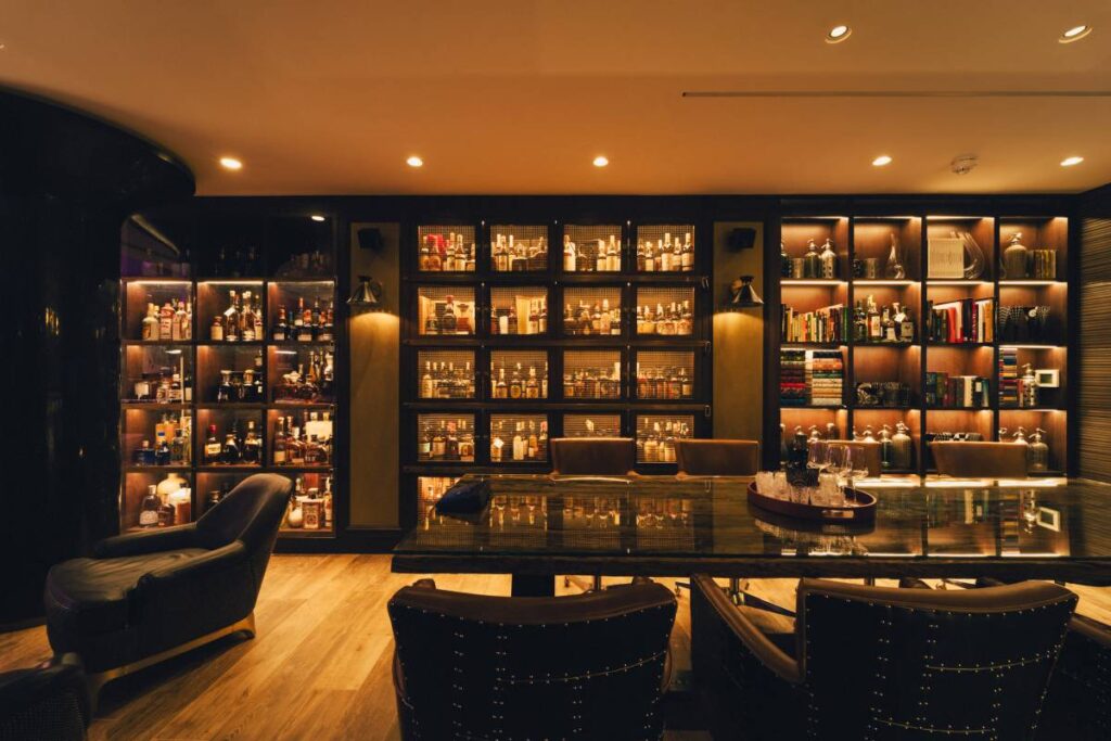 Two L-Acoustics X4i speakers paired with a cleverly concealed L-Acoustics SB10i subwoofer provide rich, clear sound.