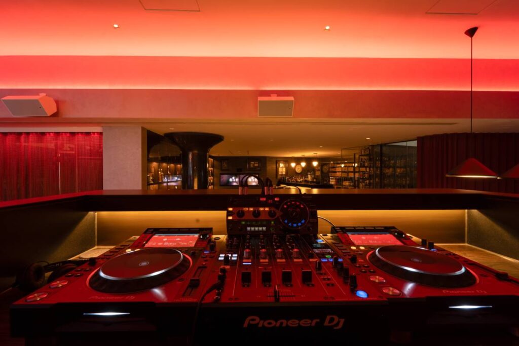 Four white L-Acoustics X8i speakers and two L-Acoustics SB10i subwoofers sit on the back wall ensure dynamic, club-quality sound