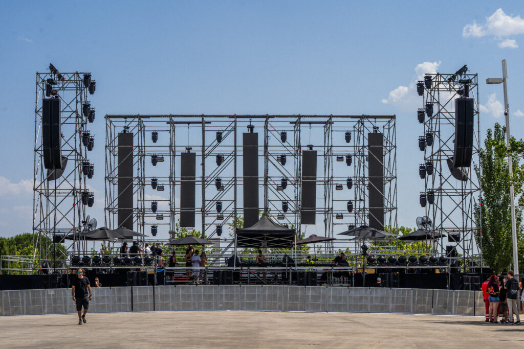 L-Acoustics L2’s directional pattern delivers high SPL where it's needed inside the festival grounds while dramatically reducing what spills into surrounding neighbourhoods
