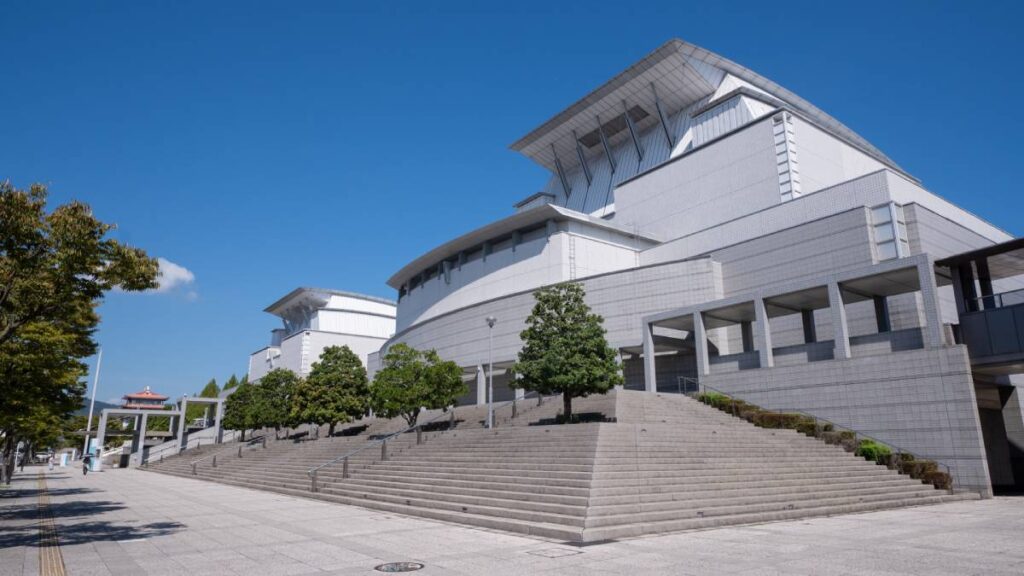 Japan’s Shiga Prefectural Art Theatre, also known as Biwako Hall, recently upgraded to a L-Acoustics Kara II line array system in its Middle Hall