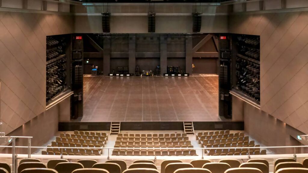 The Middle Hall of The Shiga Prefectural Art Theatre proscenium LCR system consists of seven L-Acoustics Kara IIi boxes per hang