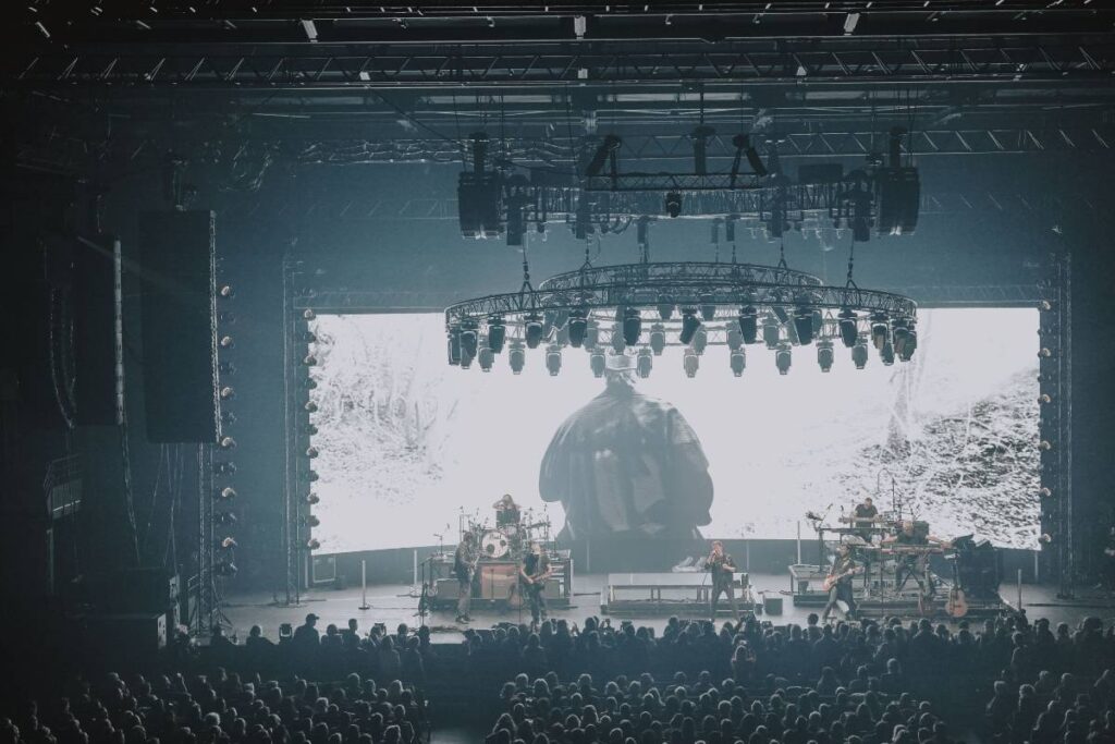  Hallyday’s show, driven by a high-precision FOH mix, calls for stable SPL, a coherent stereo image and a controlled yet impactful low-end response from front row to upper tier 