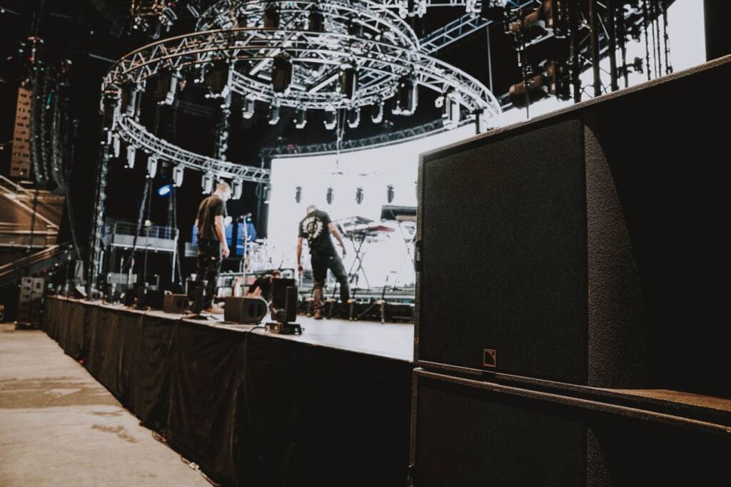 Low-frequency impact and control are delivered through a combination of six flown KS21 in omni mode and six ground-stacked KS28 in an end-fire configuration at 60 Hz