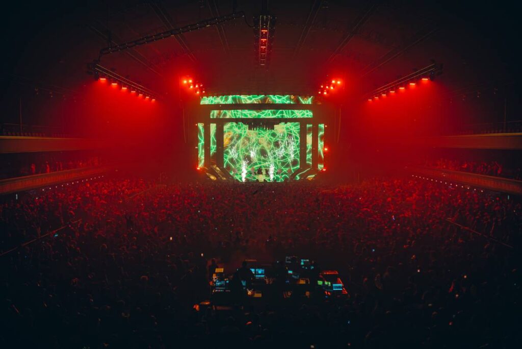 “L2 is a very efficient enclosure to deploy, quick to fly and hang, and is a dream from a control perspective,” says FM Systems A1 Kyle Kirwan (photo credit: Joe Runge / @joecreate)