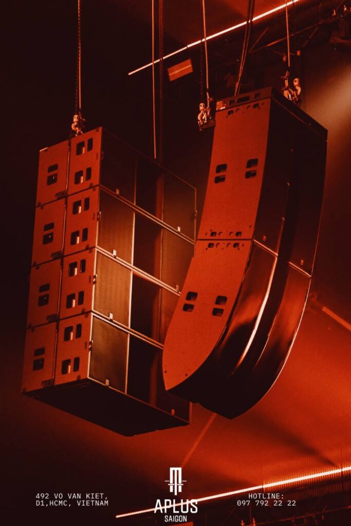 The main hang: L2 and L2D enclosures backed by four KS28 subwoofers handle tech house and melodic techno across multiple elevation levels © Wang Tobi