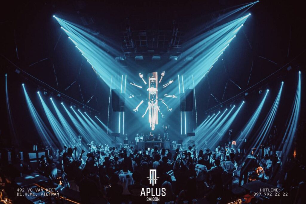 The 3,000-square-foot room centers around a front-to-back LED axis with the L2 system optimized for dense audience areas and multiple elevations © Wang Tobi