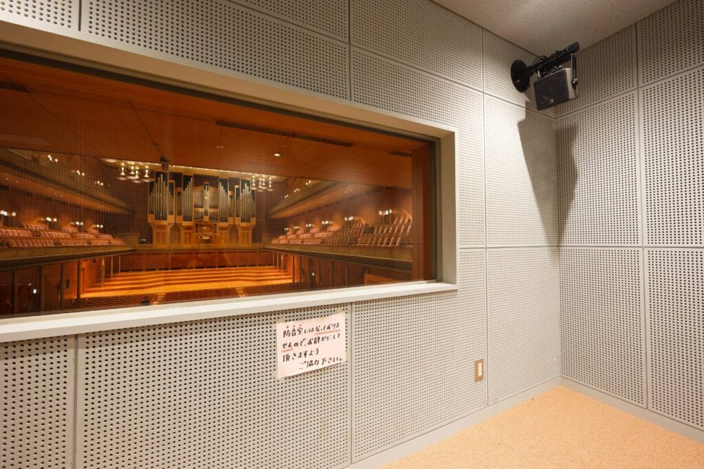 A separate room for parents with young children receives sound from L-Acoustics 5XT