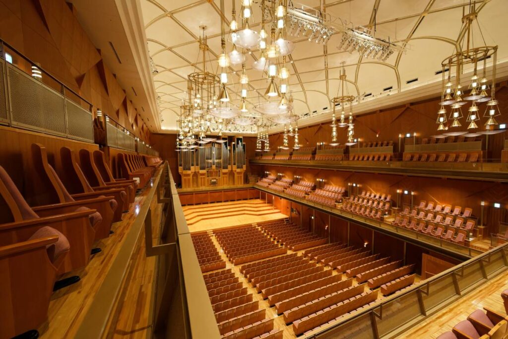 Custom-coloured L-Acoustics speakers blend into the Isaac Stern Hall