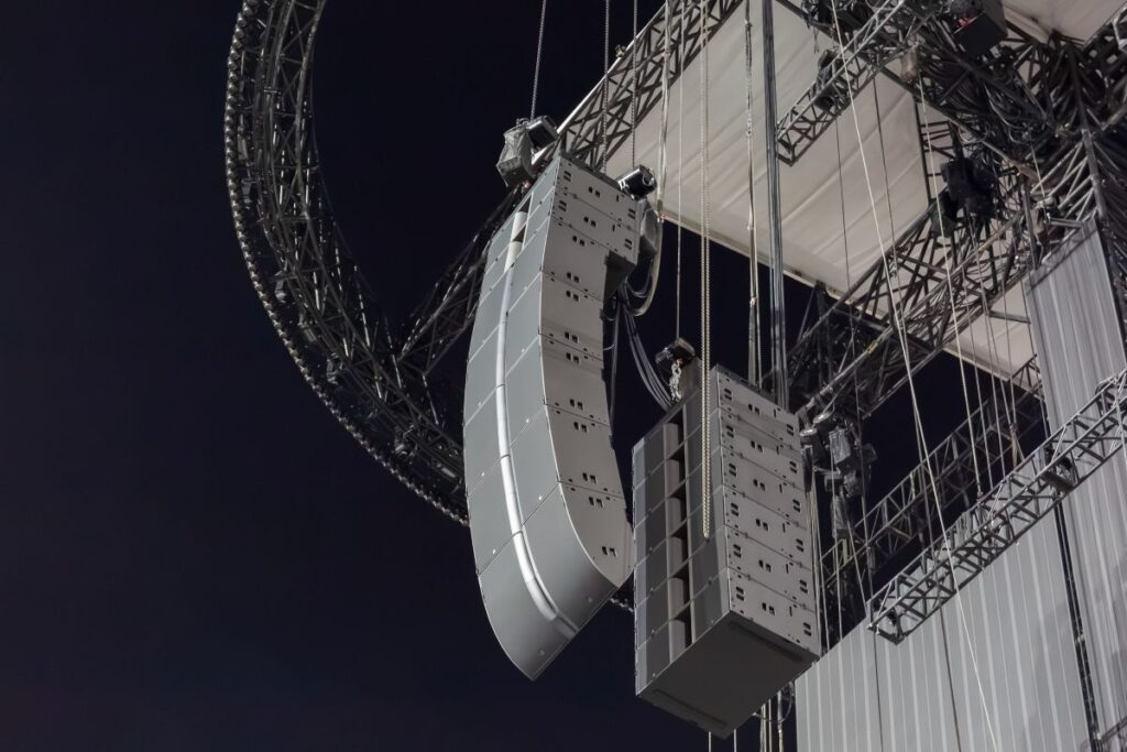 The system comprises of a main hang of four L1 and one L1D matching the performance of a 15-element K1 rig