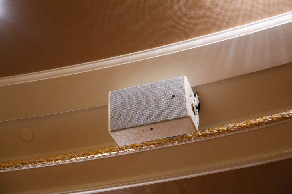 Compact X8 coaxial loudspeakers provide near-field coverage