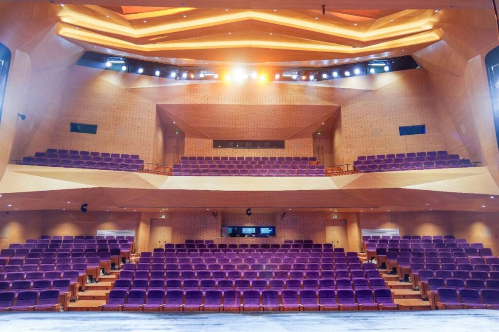 The 500 seat theatre shares much of the grand theatre’s design, with left and right hangs of three A15i Wide and a centre hang of two A15i Wide forming the main PA