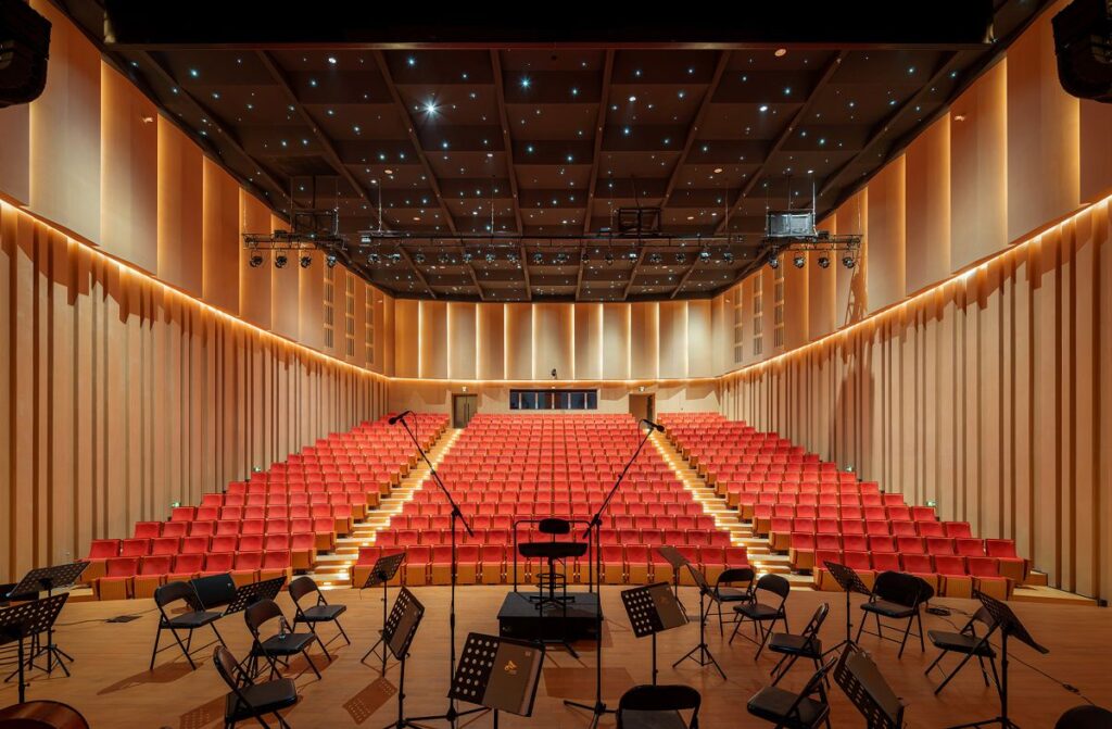 Twelve Kiva II, flown in two hangs of six either side of the stage, all but vanish against the room’s dark surfaces while delivering wide, even coverage to every seat