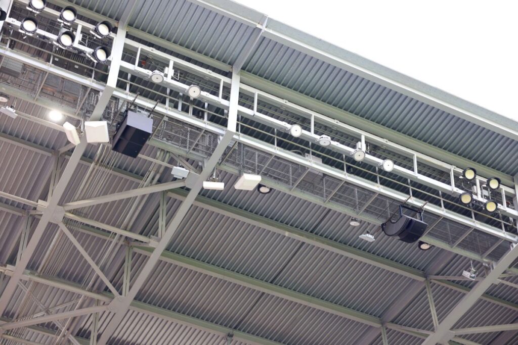 Main bowl coverage on the east and west sides comes from 16 hangs of four A15i Wide, interspersed with eight pairs of down-firing KS21i subwoofers