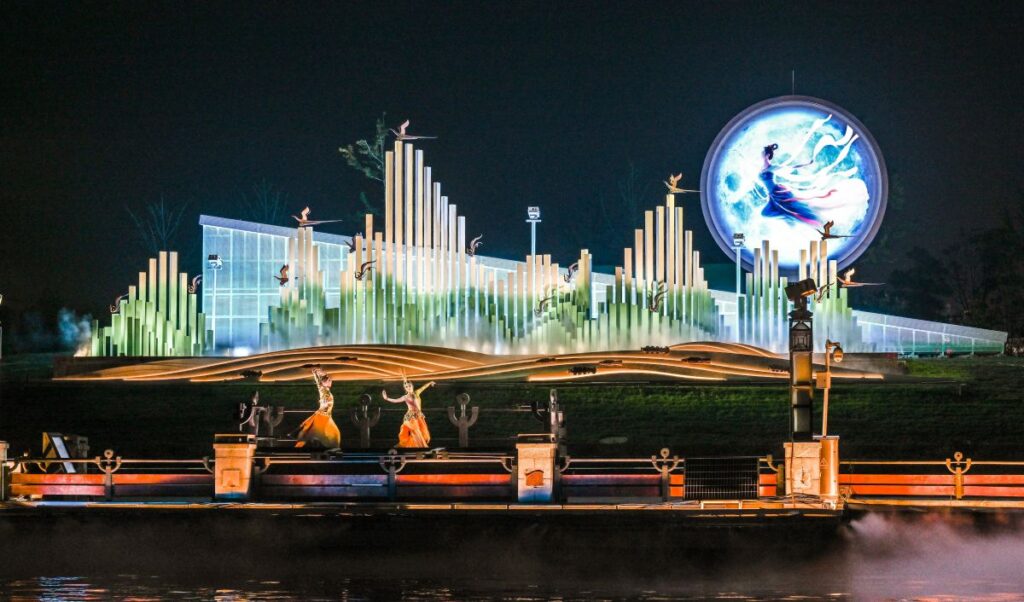 Yun Shang Xing places its spectators aboard a purpose-built panoramic cruise boat that travels roughly 3.5 kilometres of the canal over about 50 minutes