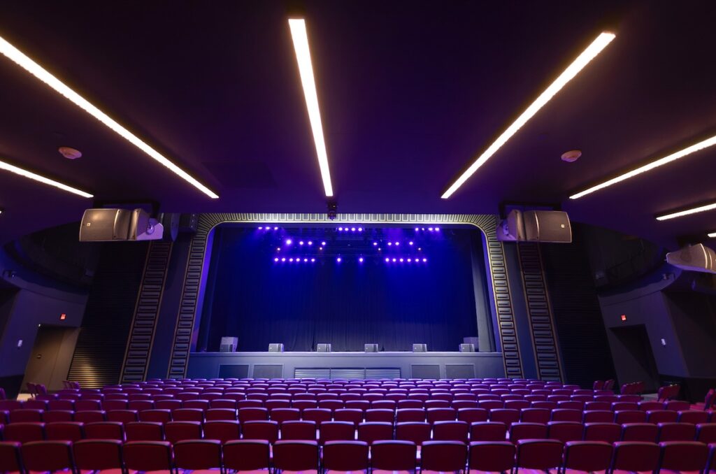 Under-balcony fills feature an arc of six L-Acoustics A15i Wide mounted just under the front edge of the balcony