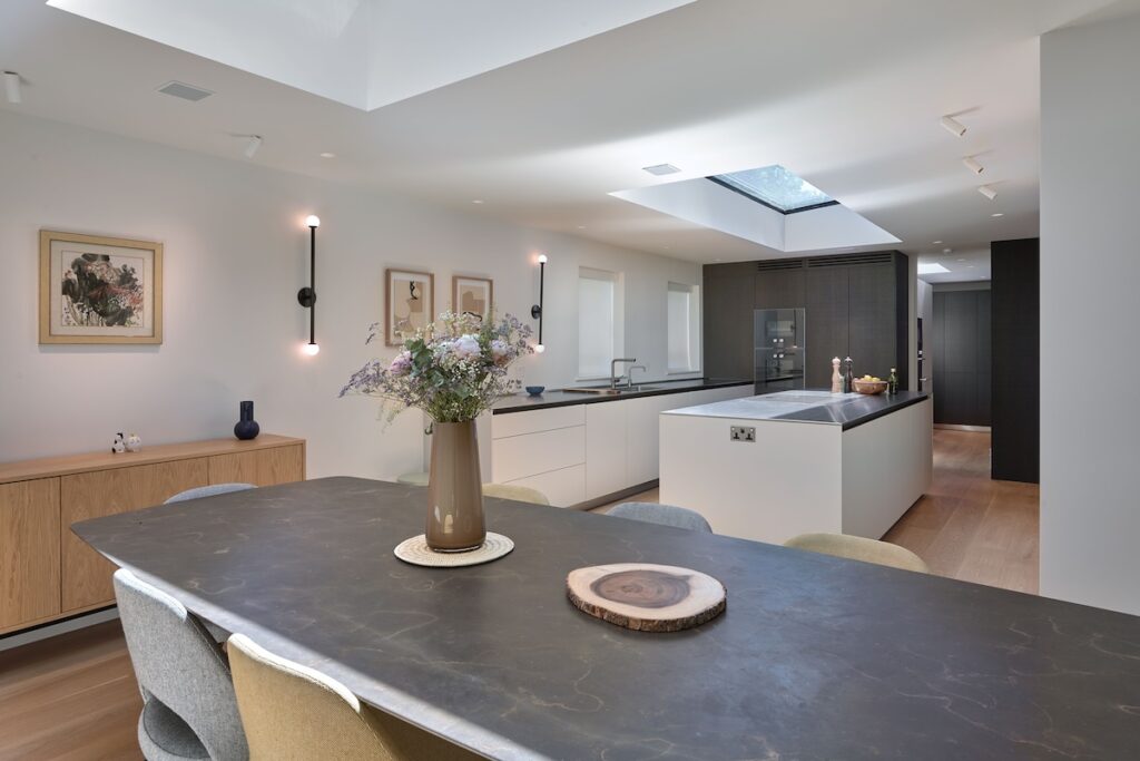 The kitchen diner benefits from four L-Acoustics X4r in-ceiling speakers along with one SB10i subwoofer